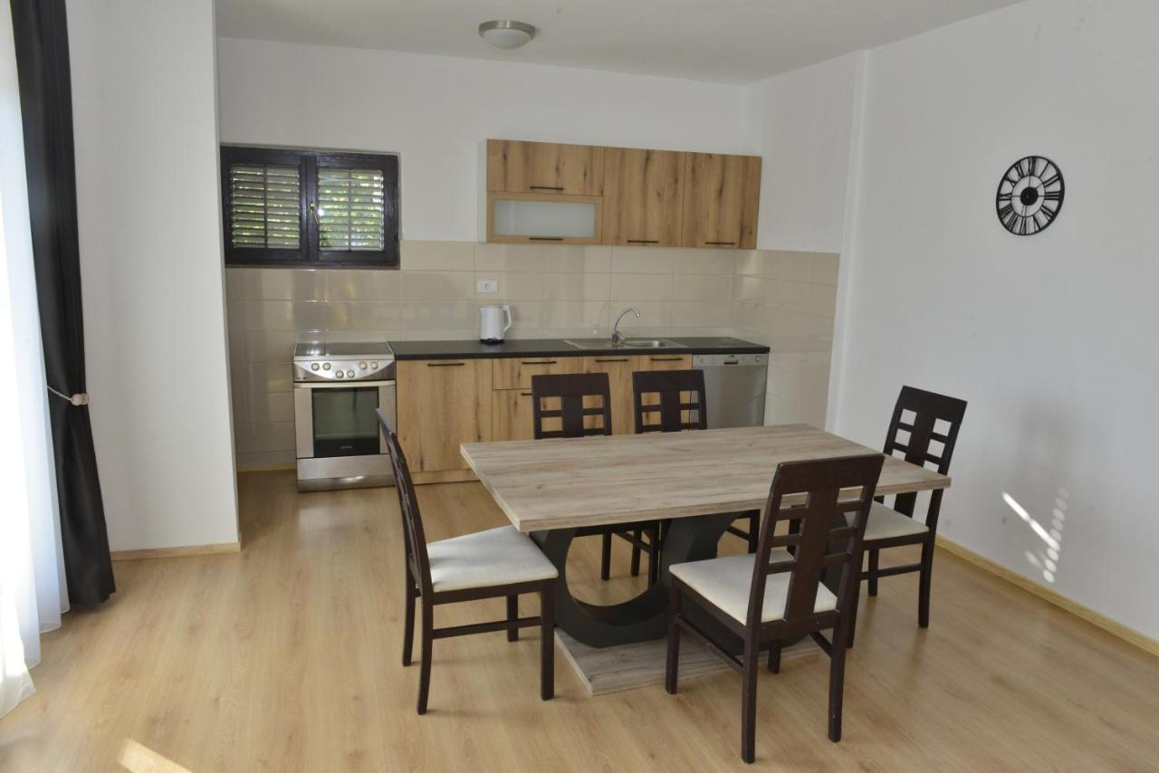 Milosavljevic Apartments Tivat Buitenkant foto