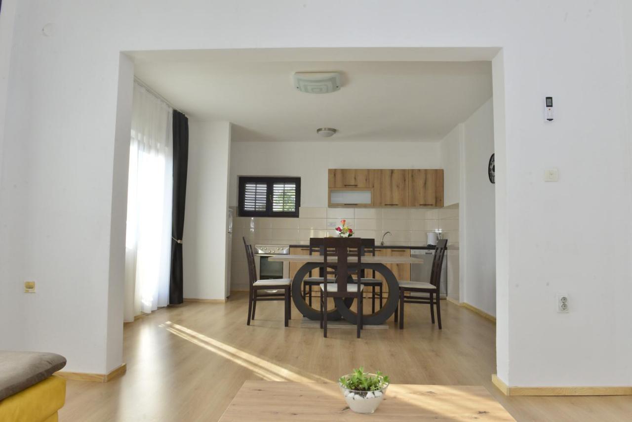Milosavljevic Apartments Tivat Buitenkant foto