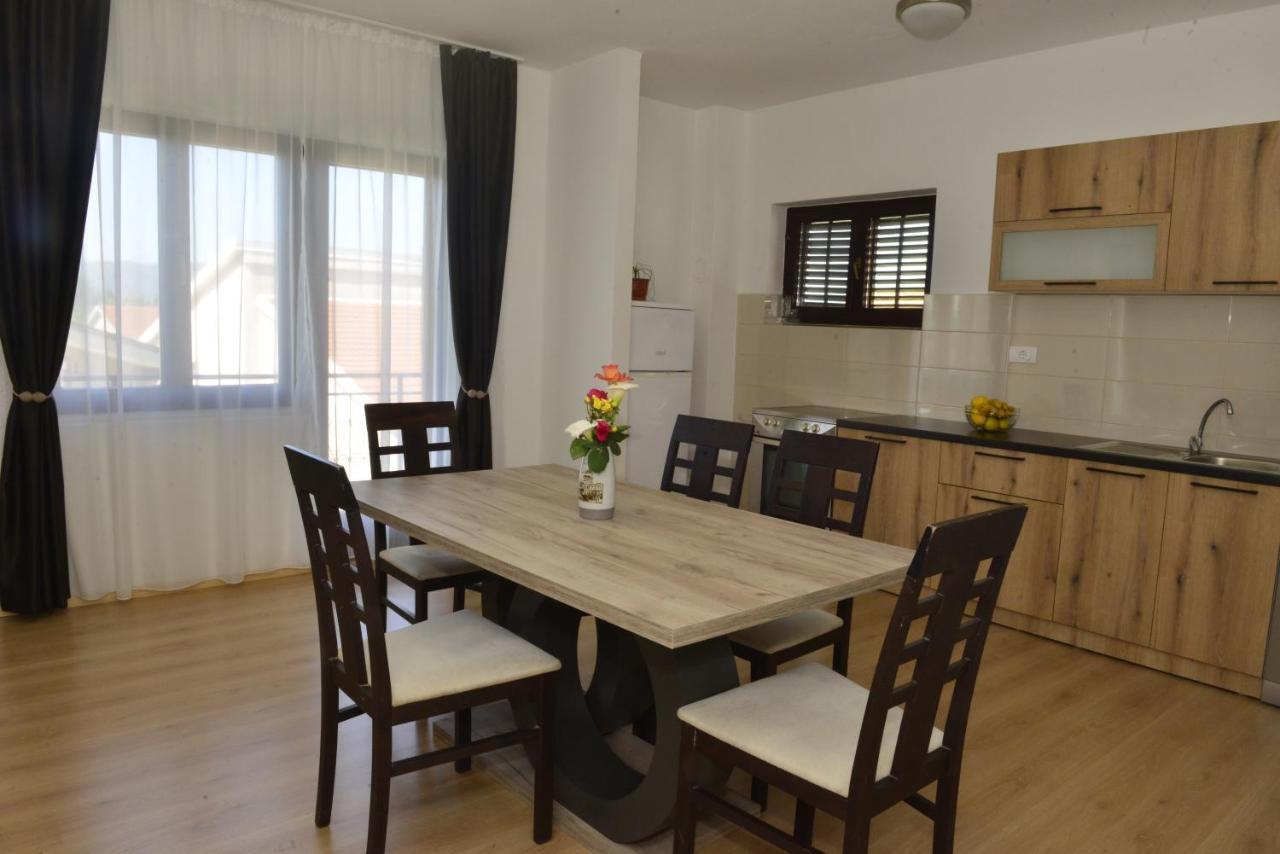 Milosavljevic Apartments Tivat Buitenkant foto